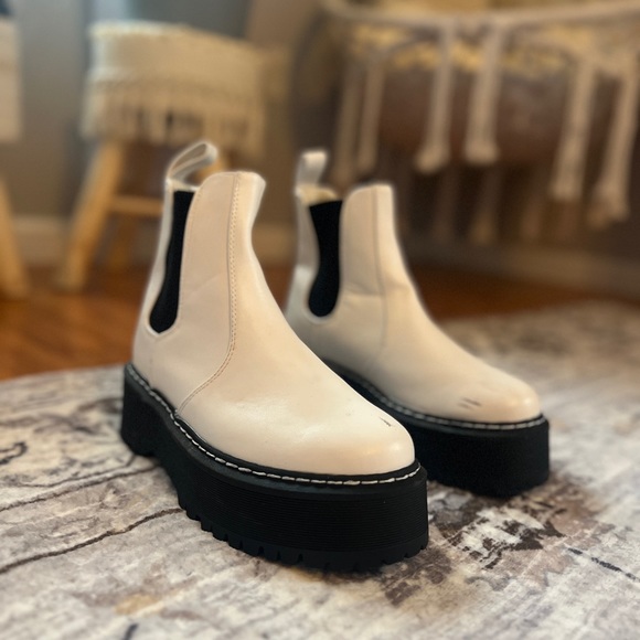 Size 5.5 US NEVER WORN Forever 21 shoes 🤍🖤 - Picture 1 of 4